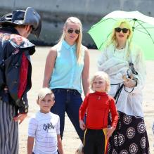 Gwen Stefani et ses fils sur la plage de Santa Marina le samedi 18 mai 2013.
