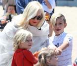 Gwen Stefani : A la plage avec Kingston et Zuma, elle fuit le soleil avec style