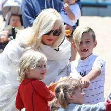 Gwen Stefani et ses fils Kingston et Zuma sur la plage de Santa Marina le samedi 18 mai 2013.