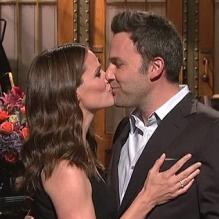 Ben Affleck et Jennifer Garner s'embrassant sur le plateau du Saturday Night Live, le samedi 18 mai 2013.