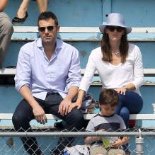 Après quelques courses réalisées au Farmer's Market de Brentwood, Jennifer Garner, Ben Affleck et leurs filles se sont rendus à l'école de Palisades où Seraphina et Violet ont participé à une compétition sportive. Le 28 avril 2013 à Los Angeles.