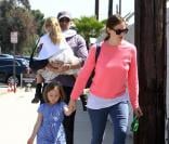 Jennifer Garner et Ben Affleck se promènent avec leurs enfants Seraphina et Violet à Los Angeles le 6 avril 2013.