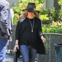 Fergie, enceinte, se rend en solo à l'eglise à Santa Monica, le 19 mai 2013.