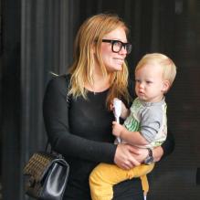 Hilary Duff et son fils Luca à Los Angeles, le 15 mai 2013.