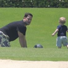 Exclusif - Mike Comrie et son fils Luca en vacances à Cabo San Lucas, le 12 mai 2013.