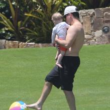 Exclusif - Hilary Duff et son mari Mike Comrie profitent de leur fils Luca en vacances à Cabo San Lucas, le 12 mai 2013.