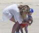 Exclusif - Hilary Duf chouchoute son fils Luca en vacances à Cabo San Lucas, le 12 mai 2013.
