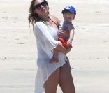 Exclusif - Hilary Duff, sa soeur Haylie Duff, son mari Mike Comrie et leur fils Luca en vacances à Cabo San Lucas, le 12 mai 2013.