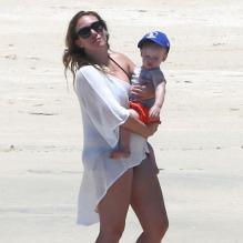 Exclusif - Hilary Duff, sa soeur Haylie Duff, son mari Mike Comrie et leur fils Luca en vacances à Cabo San Lucas, le 12 mai 2013.