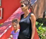 Halle Berry enceinte : Tendre maman avec Nahla, son baby bump s'arrondit