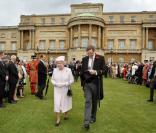 La reine Elizabeth II lors de la garden party à Buckingham le 22 mai 2013