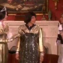 Jennifer Aniston en maid sexy dans un sketch avec Ellen DeGeneres et sa femme Portia de Rossi, dans lequel la star retrouve son père, le célèbre acteur John Aniston.
