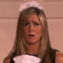 Jennifer Aniston déguisée en maid sexy dans un sketch diffusé à l'occasion du Ellen DeGeneres Show, le 22 mai 2013, dans lequel la star retrouve son père, le célèbre acteur John Aniston.