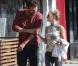 Jason Segel déjeune et fait du shopping avec une jeune femme qui pourrait être sa petite amie à West Hollywood, le 19 mai 2013.