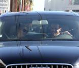 Jason Segel déjeune et fait du shopping avec une jeune femme qui pourrait être sa petite amie à West Hollywood, le 19 mai 2013. L'acteur et la jeune femme étaient très complices.