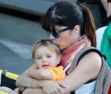 La jolie Selma Blair et son fils Arthur au Farmers Market de Beverly Hills, à Los Angeles, le 20 mai 2013.