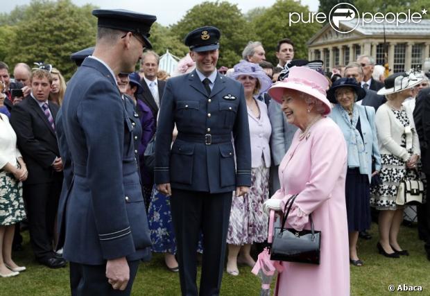 CASA REAL BRITÁNICA - Página 94 1142929-queen-elizabeth-ii-speaks-to-members-of-620x0-1