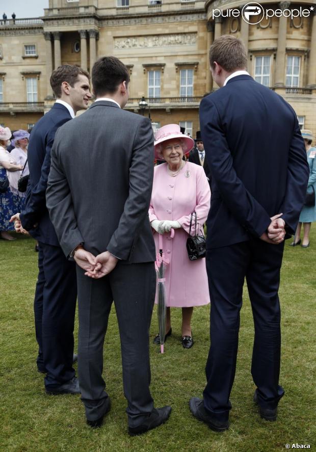 CASA REAL BRITÁNICA - Página 94 1142931-queen-elizabeth-ii-speaks-to-members-of-620x0-1