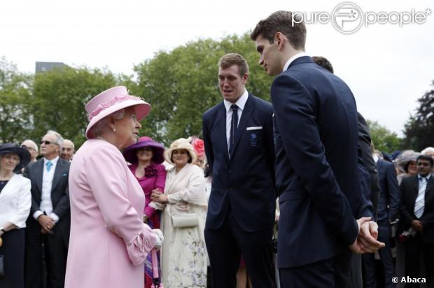 CASA REAL BRITÁNICA - Página 94 1142932-queen-elizabeth-ii-speaks-to-members-of-620x0-1