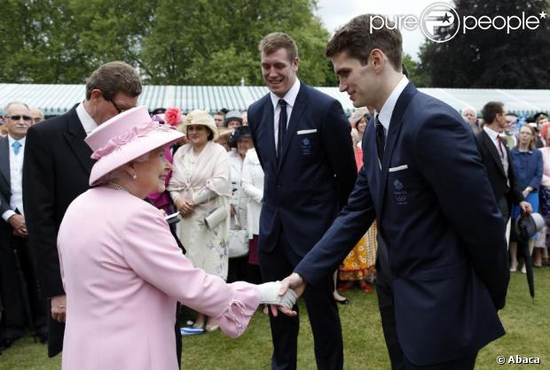 CASA REAL BRITÁNICA - Página 94 1142933-queen-elizabeth-ii-speaks-to-members-of-620x0-1