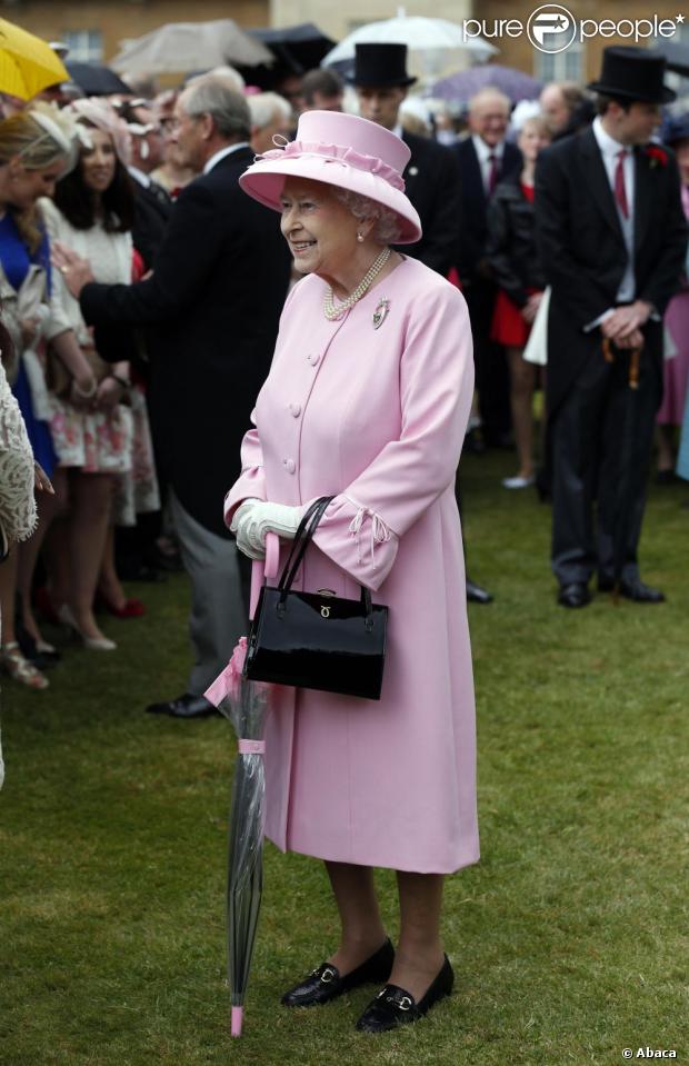 CASA REAL BRITÁNICA - Página 94 1142934-queen-elizabeth-ii-speaks-to-guests-620x0-1