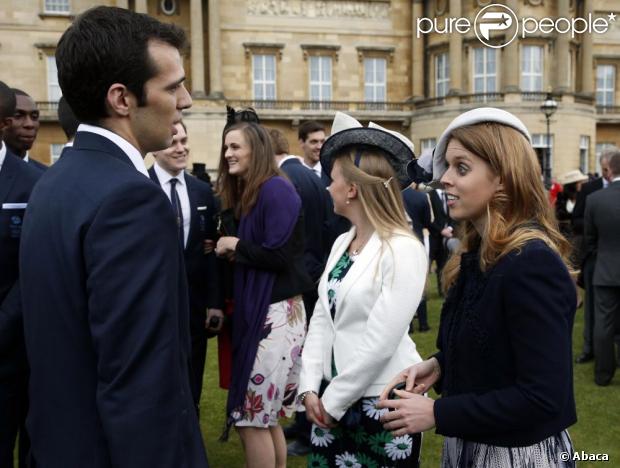 CASA REAL BRITÁNICA - Página 94 1142940-princess-beatrice-speaks-to-members-of-620x0-1