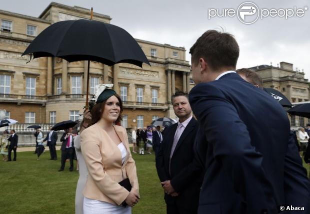 CASA REAL BRITÁNICA - Página 94 1142944-princess-eugenie-left-speaks-to-620x0-1