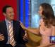 Miranda Kerr séduit les animateurs de l'émission Fox &amp; Friends sur la chaîne Fox News. New York, le 4 juin 2013.