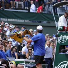 Yannick Noah a joué les arbitres lors d'un match très particulier du Trophée des Légendes qui opposait Mansour Bahrami et Pat Cash à Guy Forget et Henri Leconte, le 5 juin 2013, à l'occasion du 30e anniversaire de sa victoire à Roland-Garros