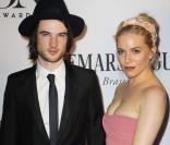 Sienna Miller, sublime réconfort de son amoureux Tom Sturridge aux Tony Awards