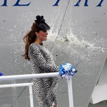 Kate Middleton, armée d'un nabuchodonosor de Moët &amp; Chandon pour baptiser The Royal Princess à Southampton le 13 juin 2013, sa dernière mission officielle avant de débuter son congé maternité.
