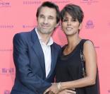 Halle Berry, enceinte, et Olivier Martinez: Superbes amoureux des Champs-Élysées