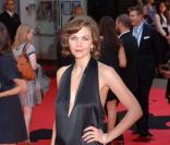 Maggie Gyllenhaal, décolletée devant...