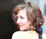 Maggie Gyllenhaal décolletée derrière !
