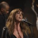 PHOTOS : Alanis Morissette, en voilà un beau décolleté !