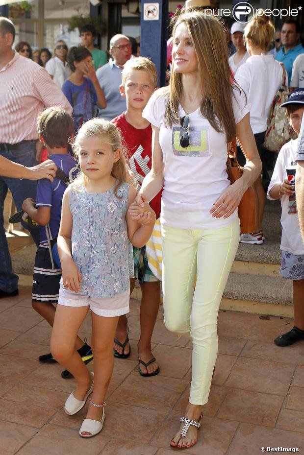 VACACIONES DE VERANO 2013 DE LA FAMILIA REAL - Página 10 1200531-la-princesse-letizia-d-espagne-et-la-620x0-1