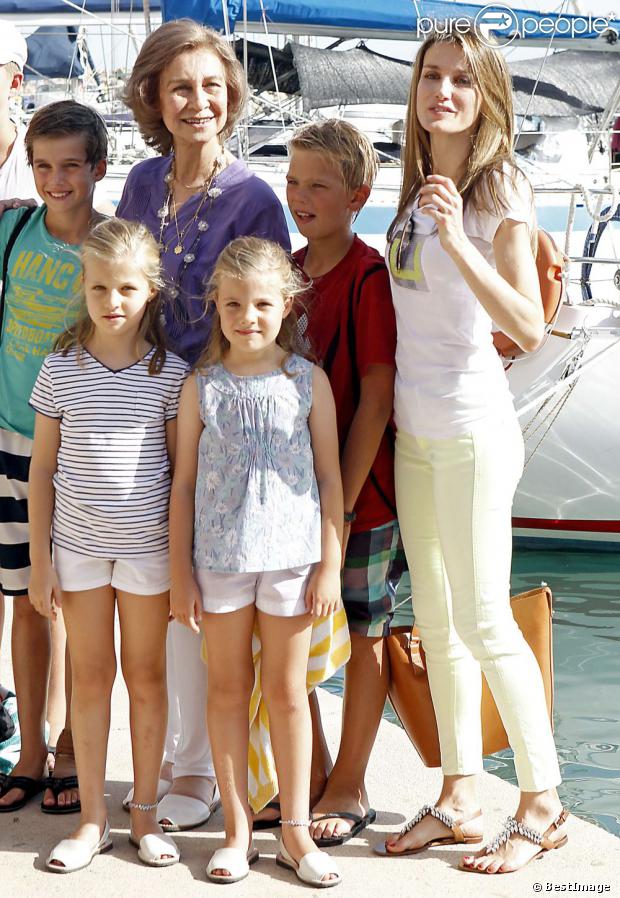 VACACIONES DE VERANO 2013 DE LA FAMILIA REAL - Página 10 1200535-la-princesse-letizia-d-espagne-avec-ses-620x0-1