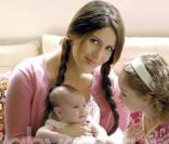 Soleil Moon Frye pose avec ses filles Jagger (bebe) et Poet