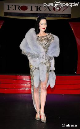 Dita Von Teese lors de l'inauguration du salon de l'érotisme à Londres