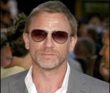 Daniel Craig s'est rasé avec une biscotte donc...