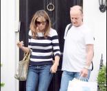 Liz Hurley sort de chez elle