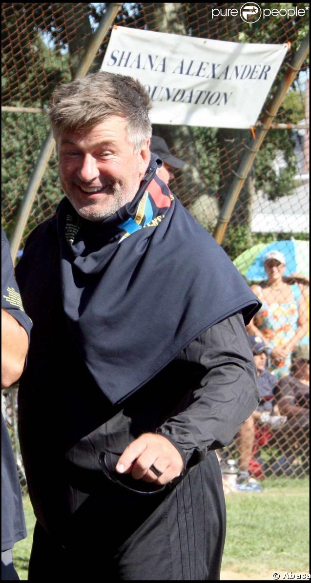 Alec Baldwin paye de sa personne... pour la bonne cause et avec le sourire