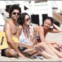 PHOTOS : Adrian Grenier, célibataire mais très bien entouré sur la plage...