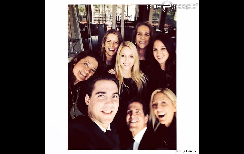 LA FAMILIA REAL ASISTE A HOMENAJE AL REY PABLO I EN GRECIA - Página 3 1405396-selfie-950x0-1