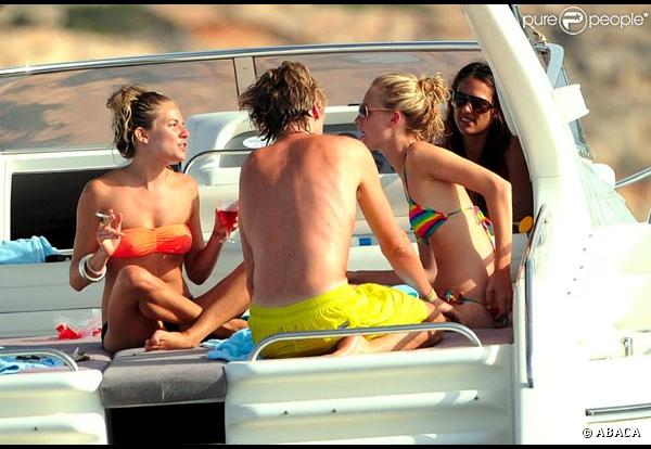 Sienna Miller en bateau à Ibiza en famille
