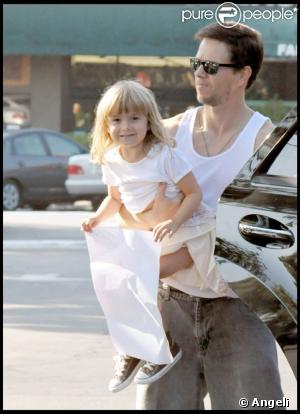 Mark Wahlberg se promène avec ses enfants