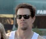 Mark Wahlberg se promène avec ses enfants