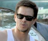 Mark Wahlberg se promène avec ses enfants