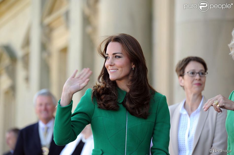 CASA REAL BRITÁNICA - Página 70 1528319-kate-middleton-regarde-les-cyclistes-950x0-2