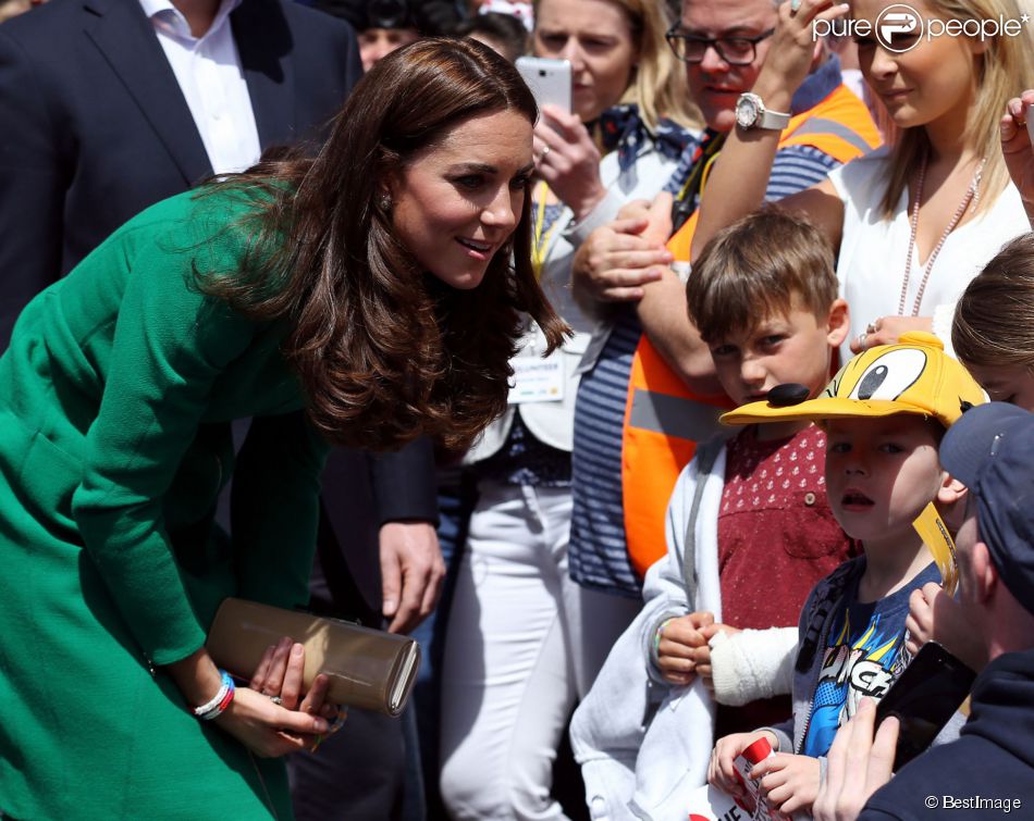 CASA REAL BRITÁNICA - Página 70 1528320-kate-middleton-discute-avec-des-gens-950x0-2